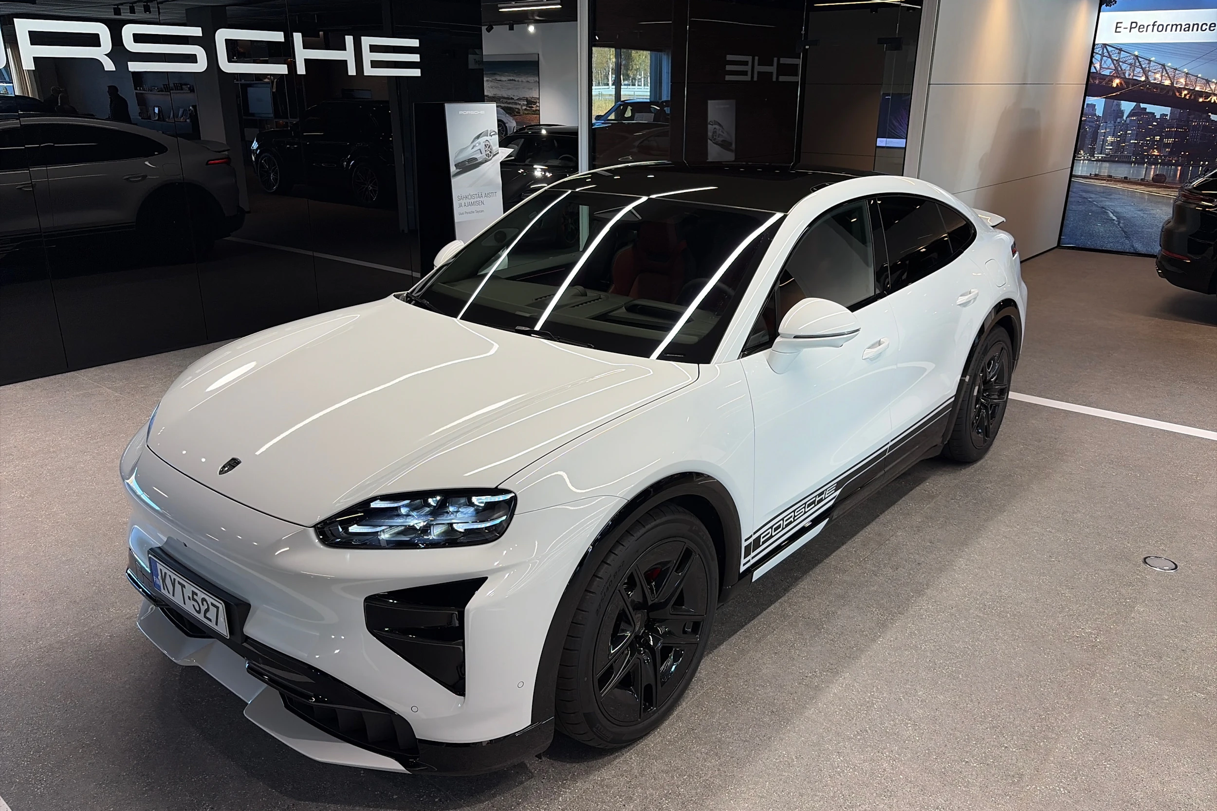 valkoinen Porsche Cayenne 2026 kuva 36.
