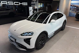 valkoinen Porsche Cayenne 2026 kuva 36.