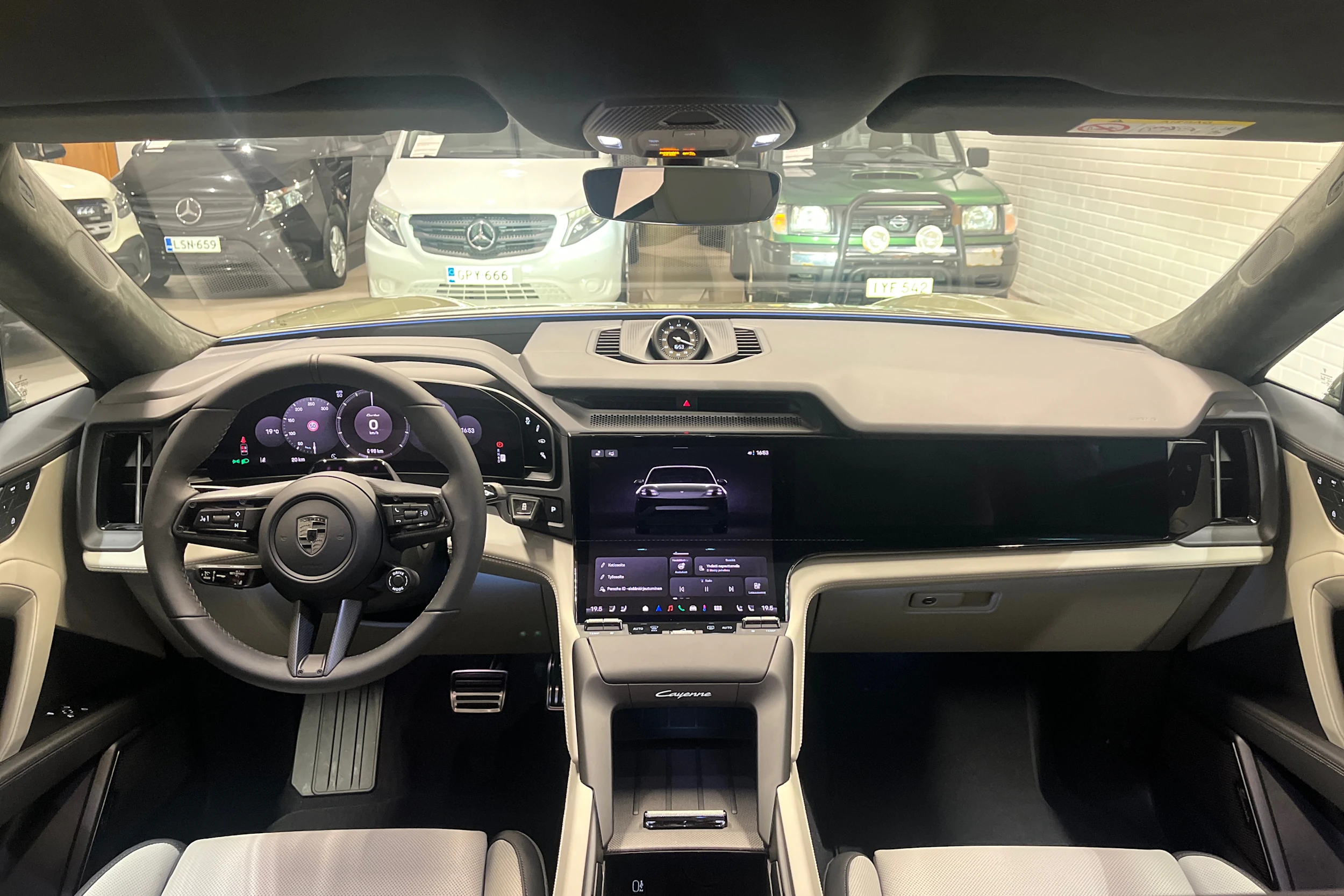 vihreä Porsche Cayenne 2026 kuva 9.