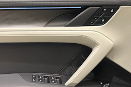 vihreä Porsche Cayenne 2026 kuva 16.