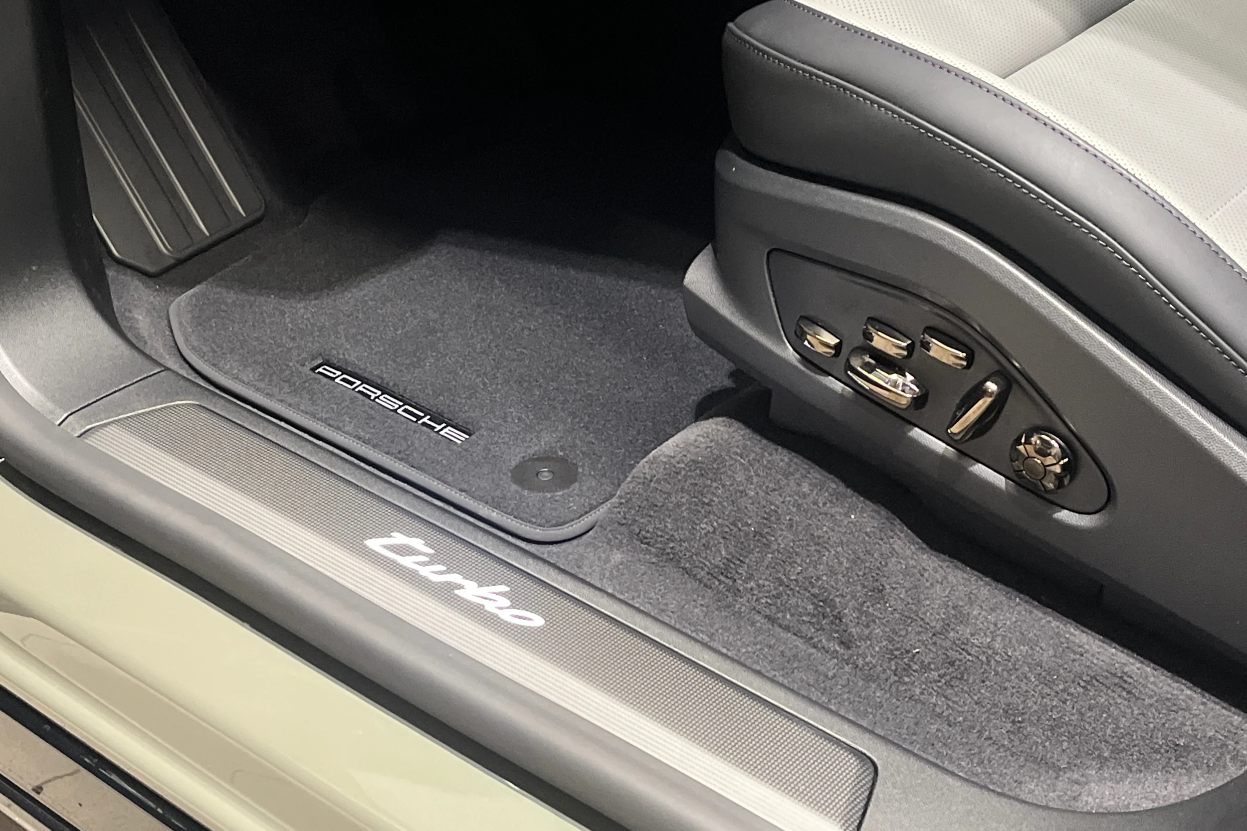 vihreä Porsche Cayenne 2026 kuva 18.
