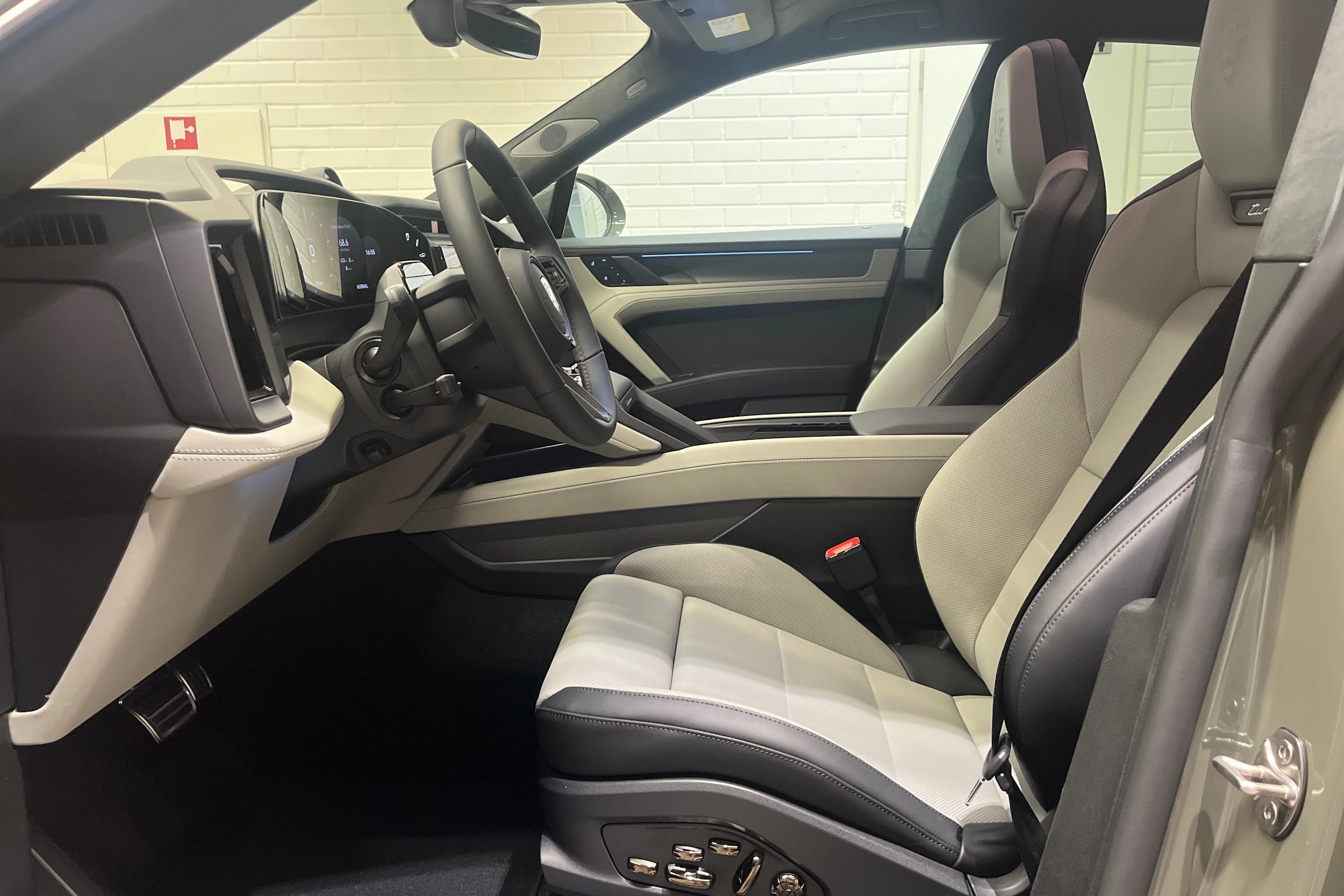 vihreä Porsche Cayenne 2026 kuva 19.