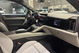 vihreä Porsche Cayenne 2026 kuva 21.