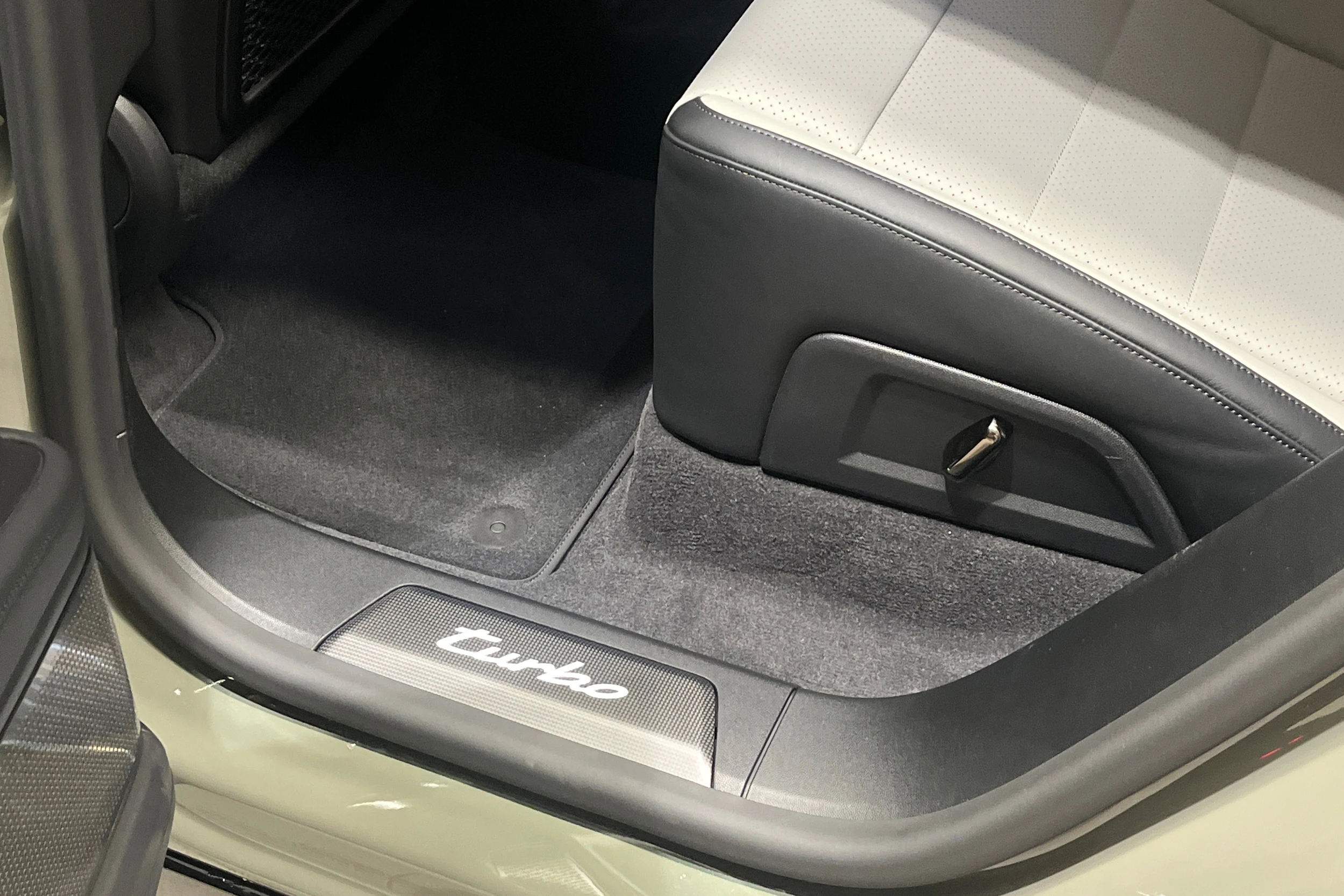 vihreä Porsche Cayenne 2026 kuva 23.