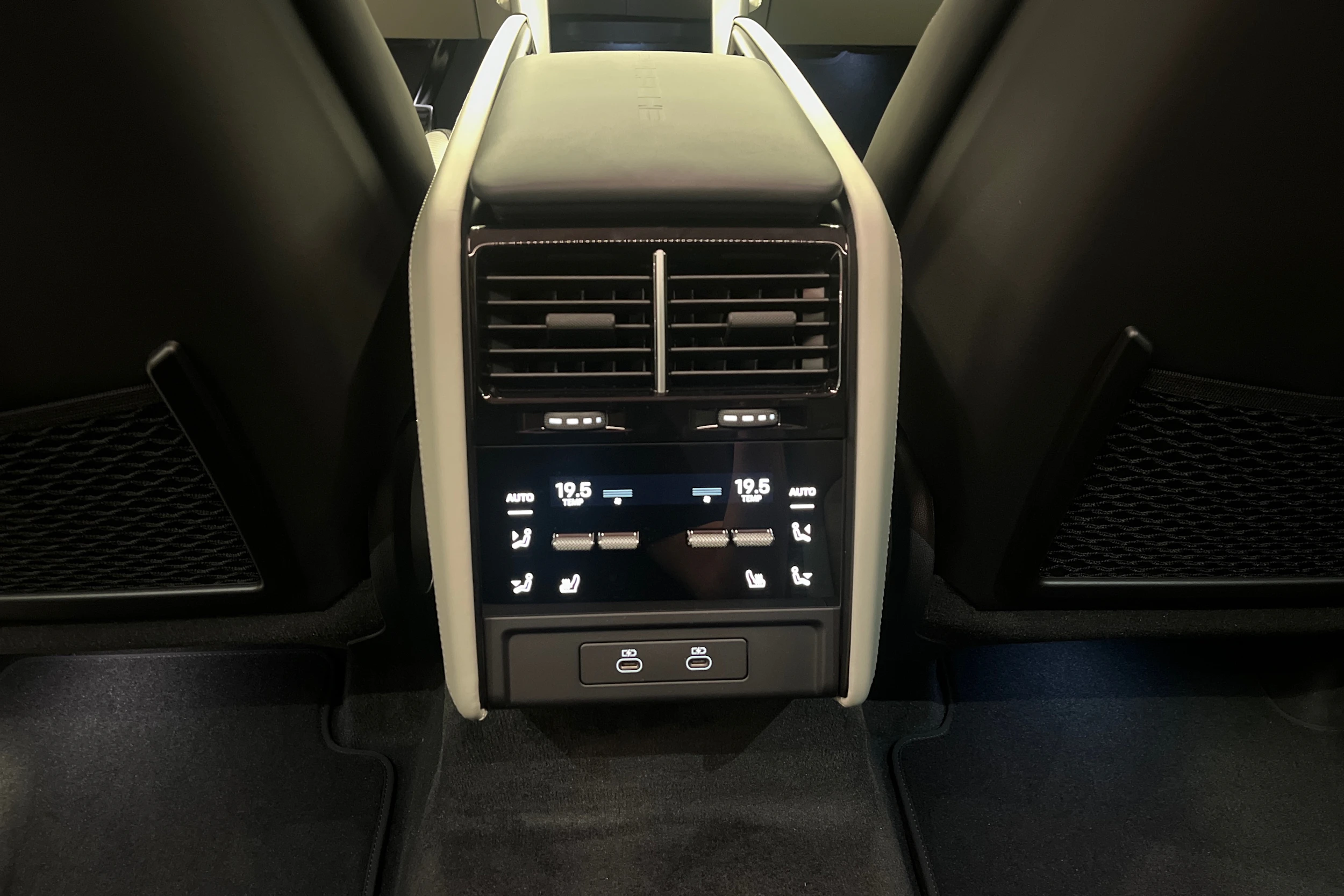 vihreä Porsche Cayenne 2026 kuva 24.