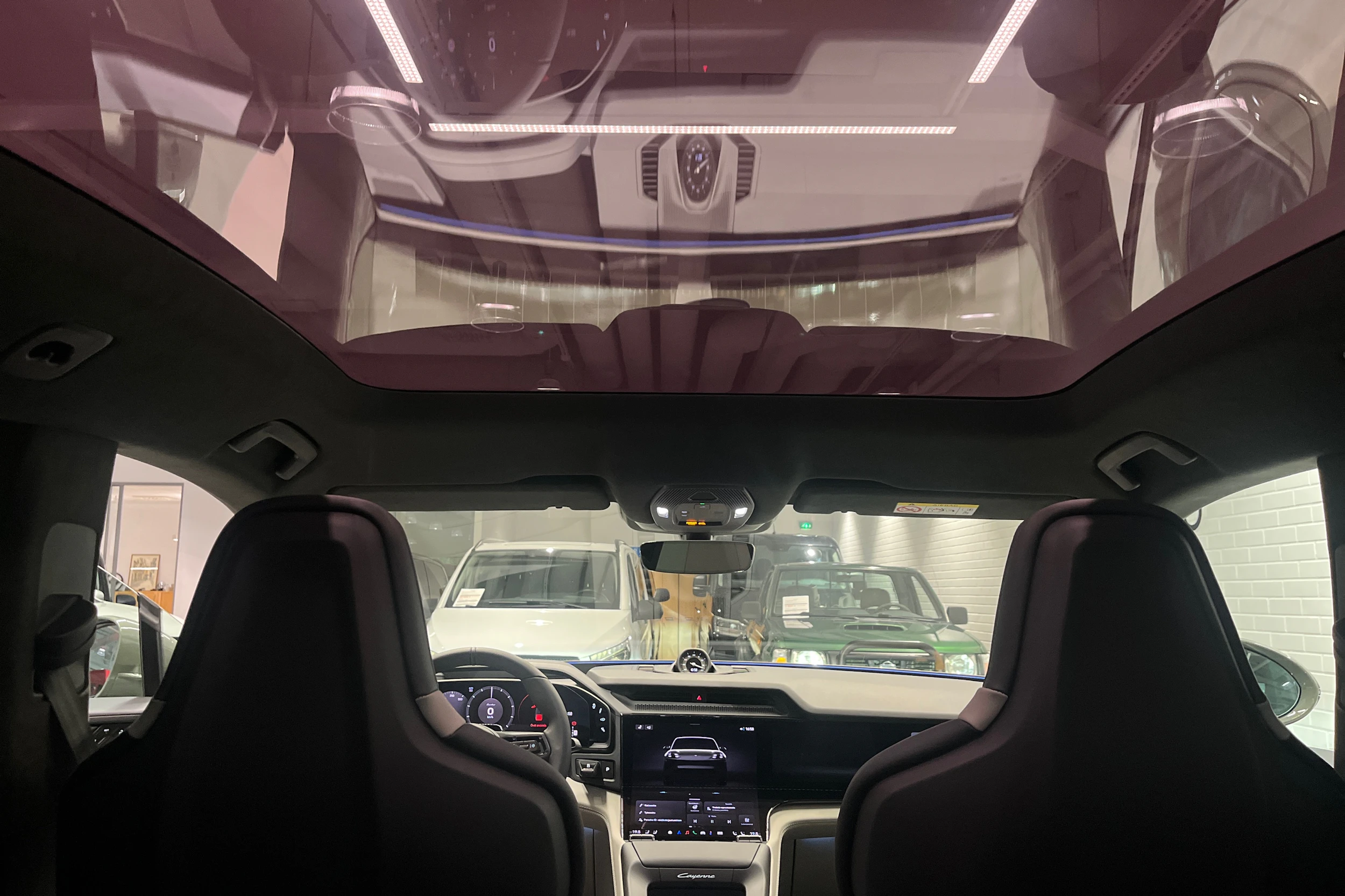 vihreä Porsche Cayenne 2026 kuva 25.