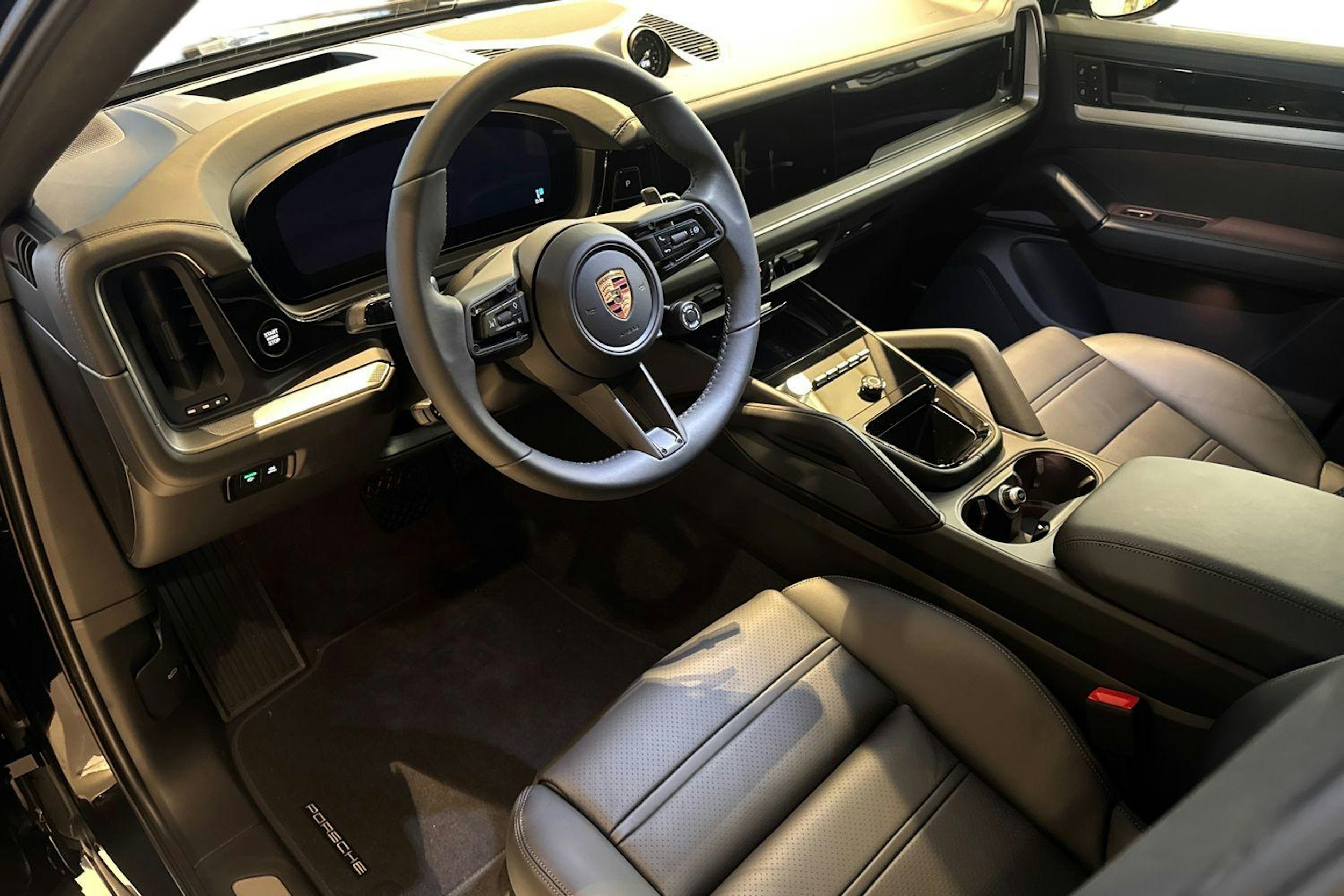 musta Porsche Cayenne 2026 kuva 6.