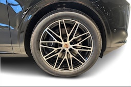 musta Porsche Cayenne 2026 kuva 9.