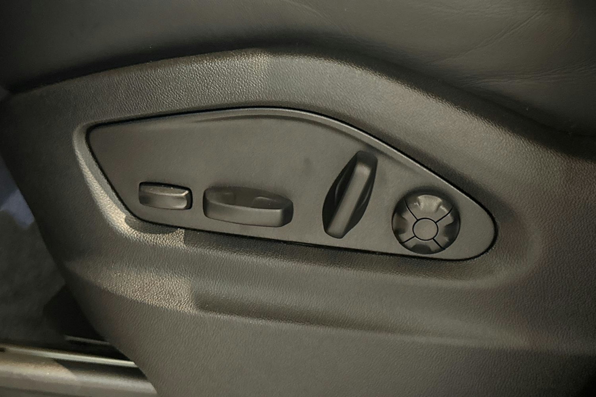 musta Porsche Cayenne 2026 kuva 12.