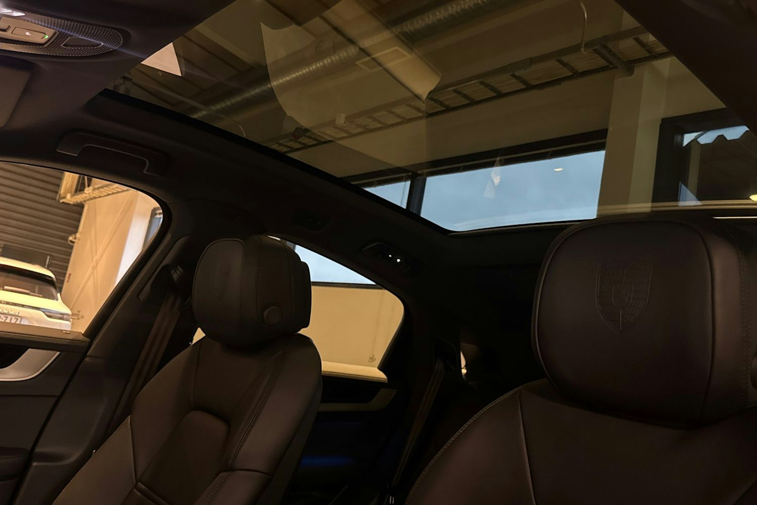 musta Porsche Cayenne 2026 kuva 18.