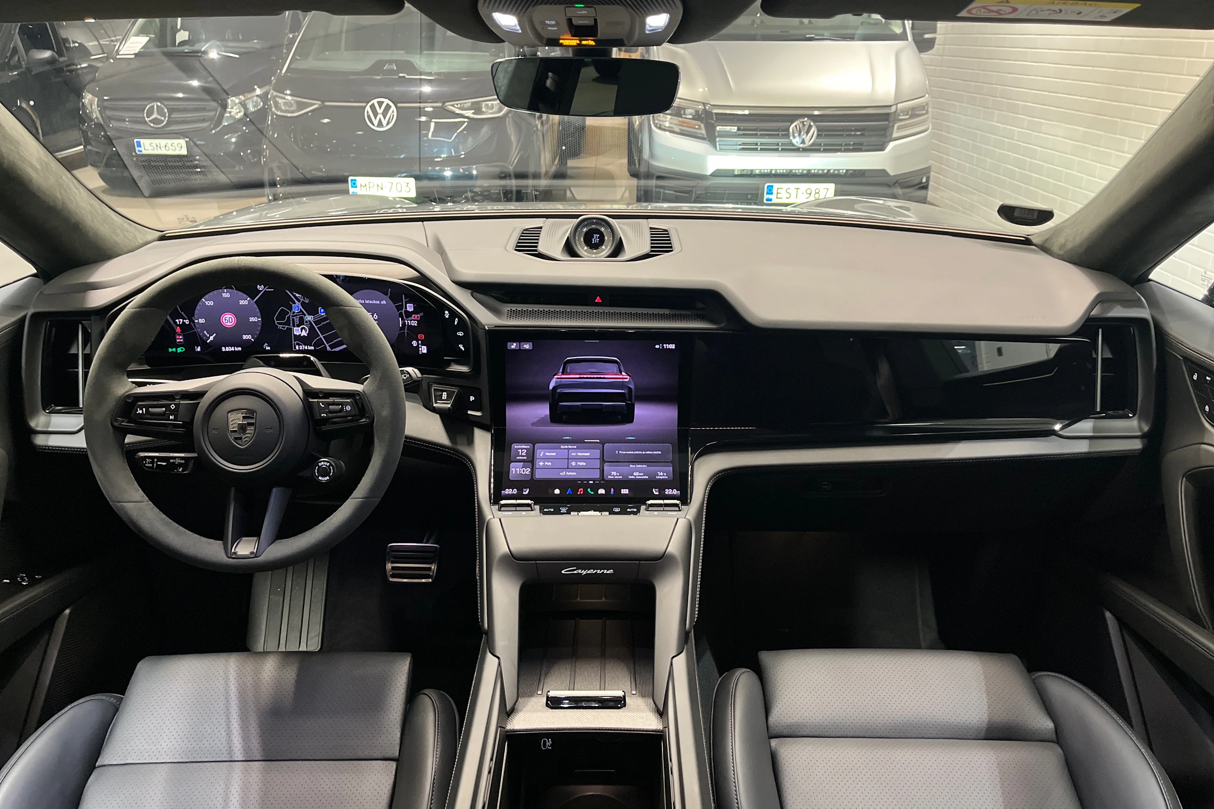 Harmaa Porsche Cayenne 2026 kuva 8.