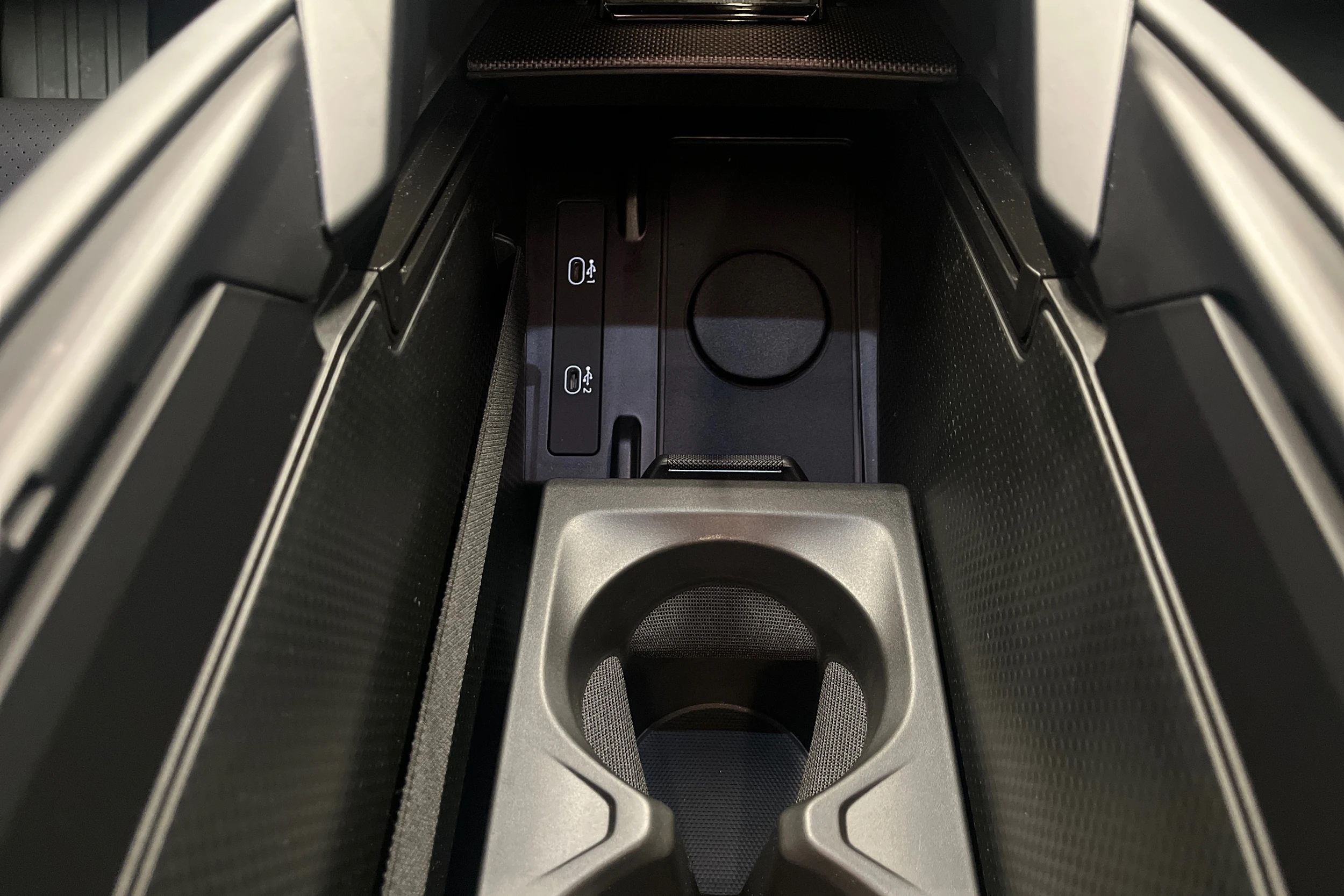 Harmaa Porsche Cayenne 2026 kuva 11.