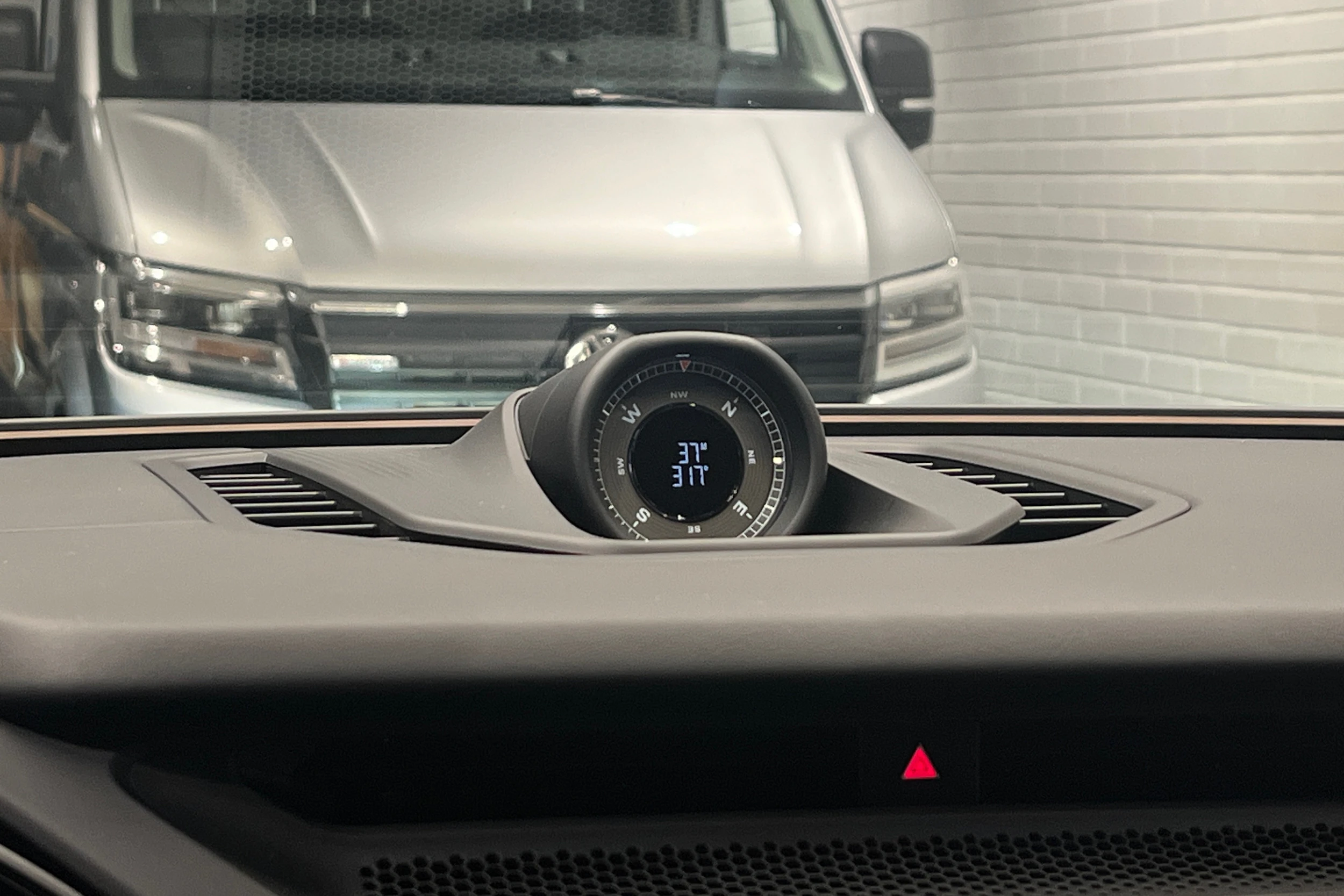 Harmaa Porsche Cayenne 2026 kuva 12.