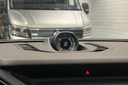 Harmaa Porsche Cayenne 2026 kuva 12.