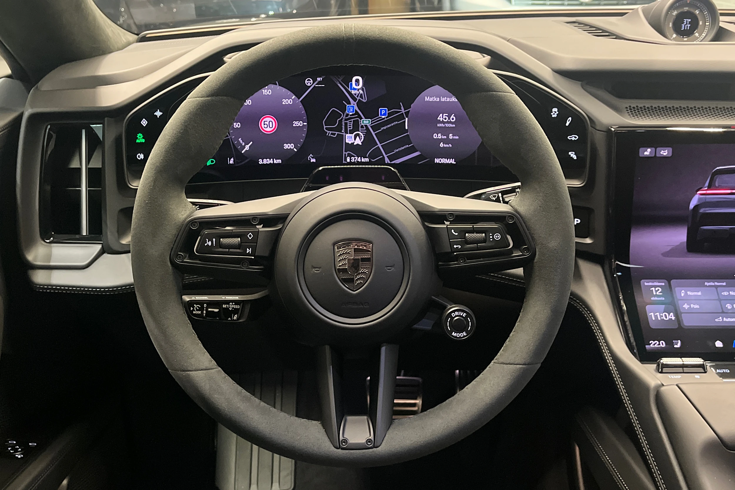 Harmaa Porsche Cayenne 2026 kuva 13.