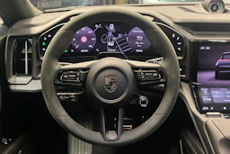 Harmaa Porsche Cayenne 2026 kuva 13.