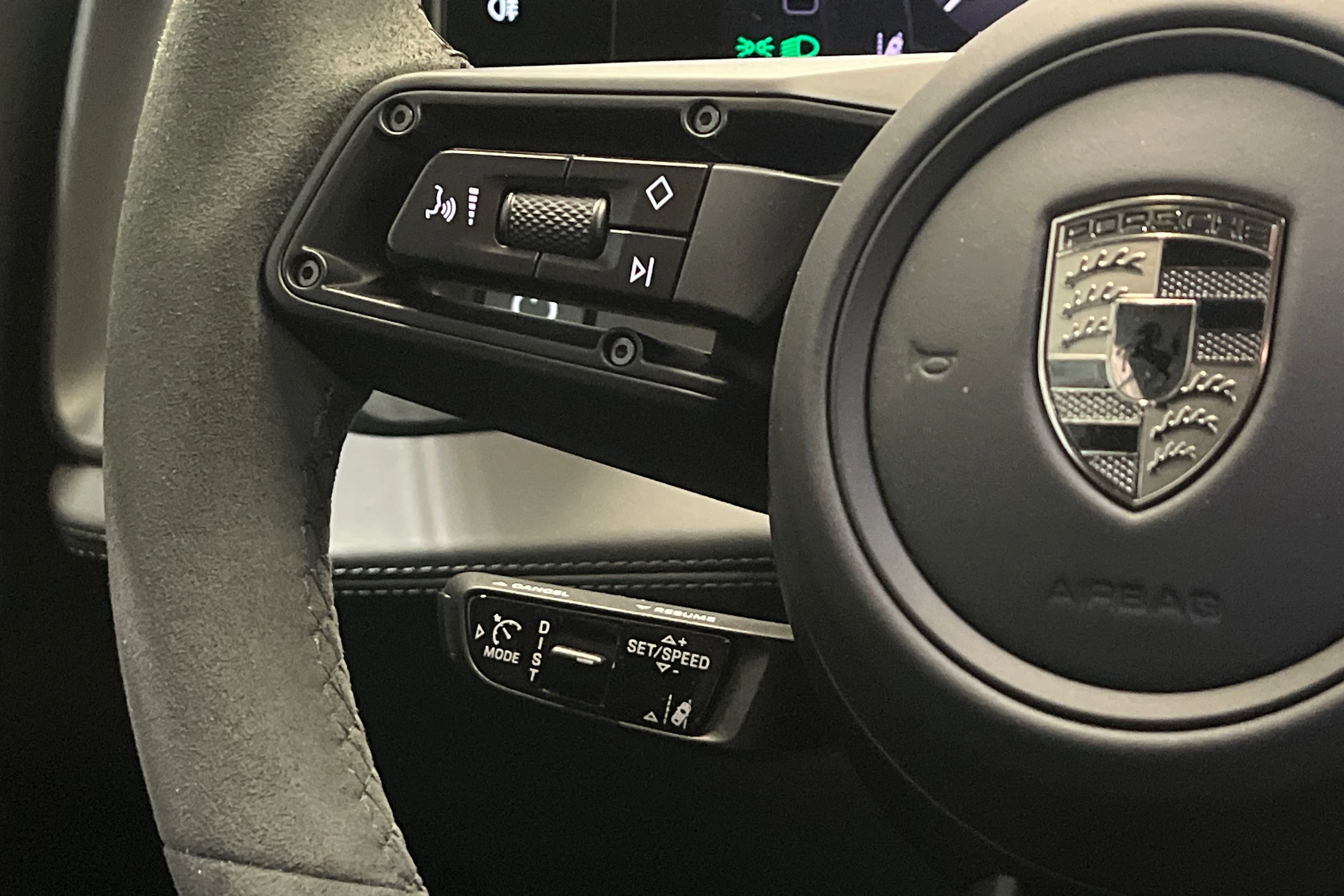 Harmaa Porsche Cayenne 2026 kuva 14.
