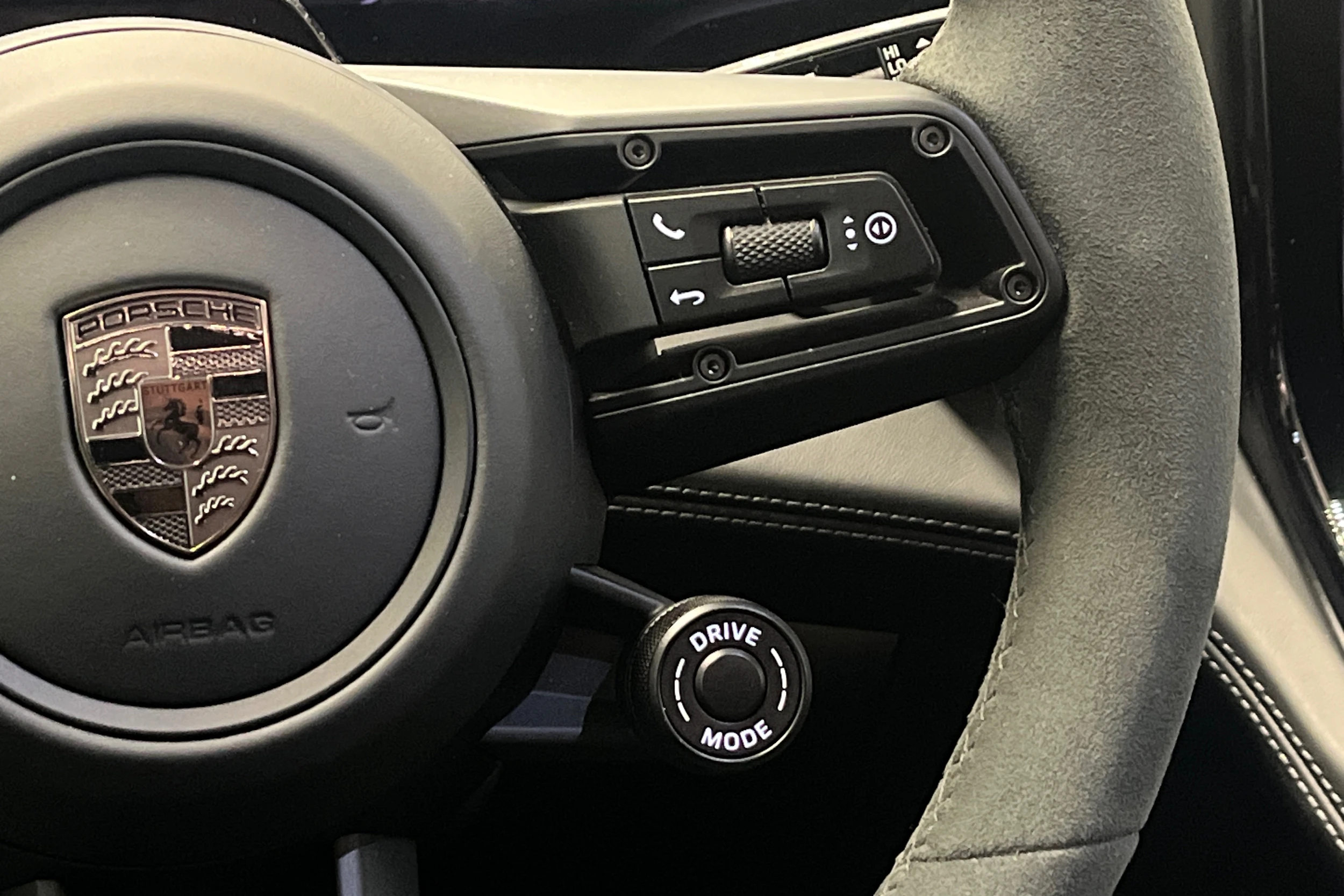 Harmaa Porsche Cayenne 2026 kuva 15.