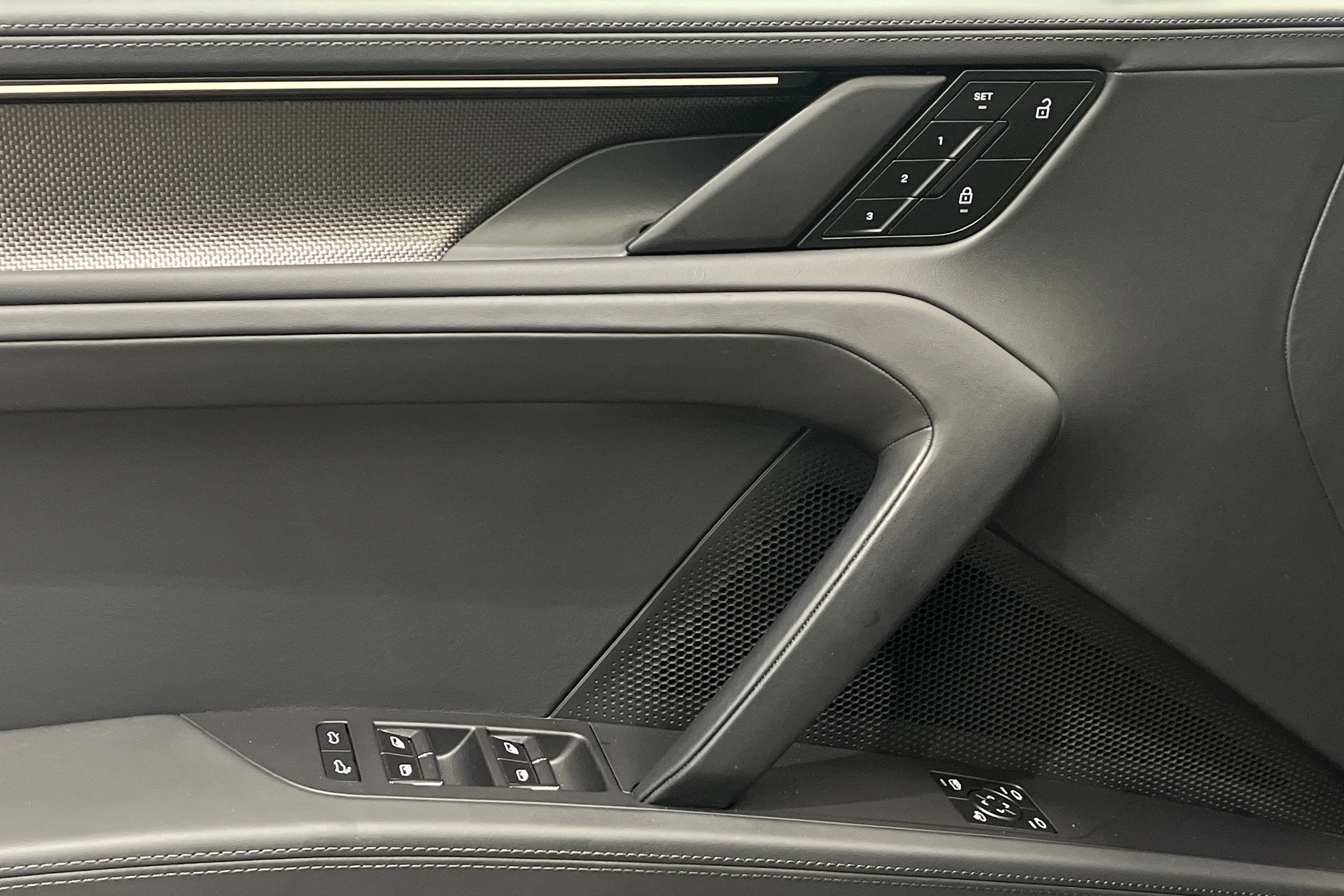 Harmaa Porsche Cayenne 2026 kuva 16.