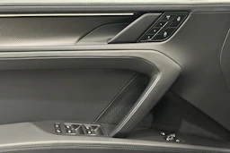 Harmaa Porsche Cayenne 2026 kuva 16.