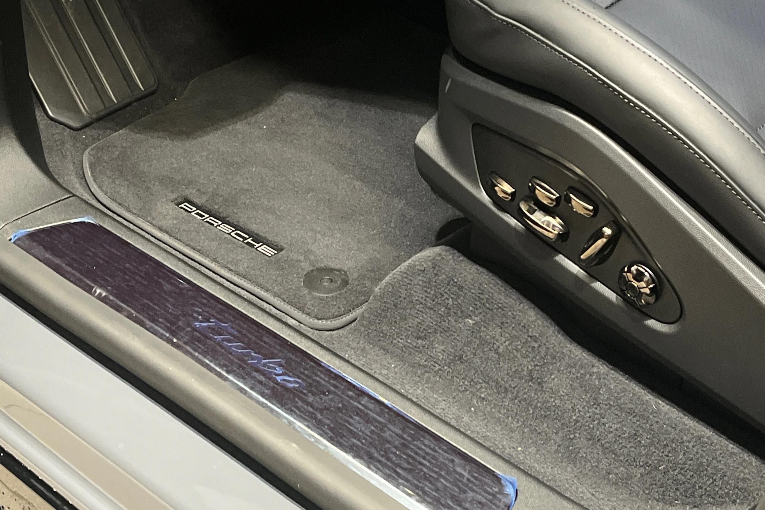 Harmaa Porsche Cayenne 2026 kuva 18.