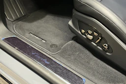 Harmaa Porsche Cayenne 2026 kuva 18.