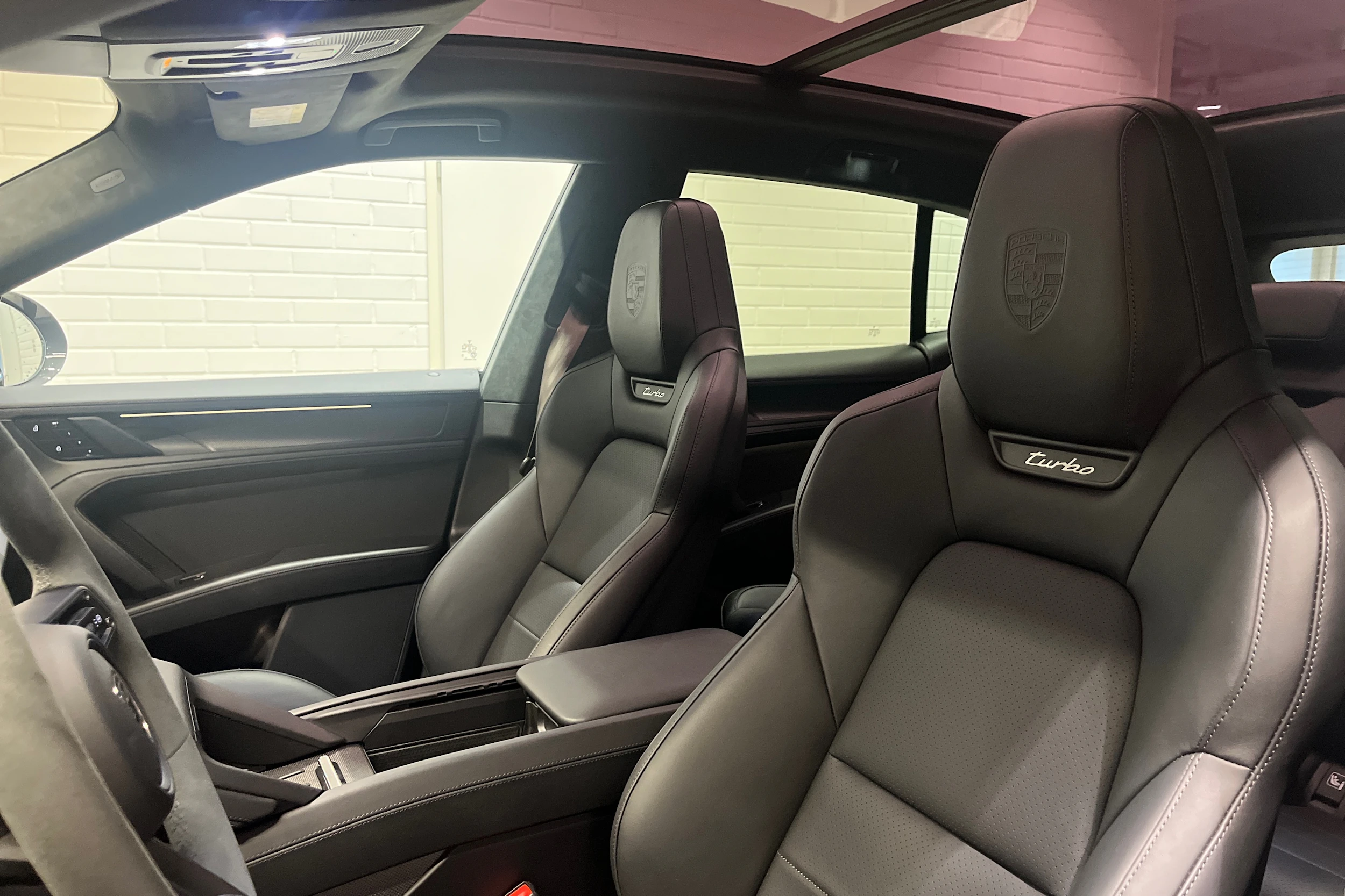 Harmaa Porsche Cayenne 2026 kuva 20.