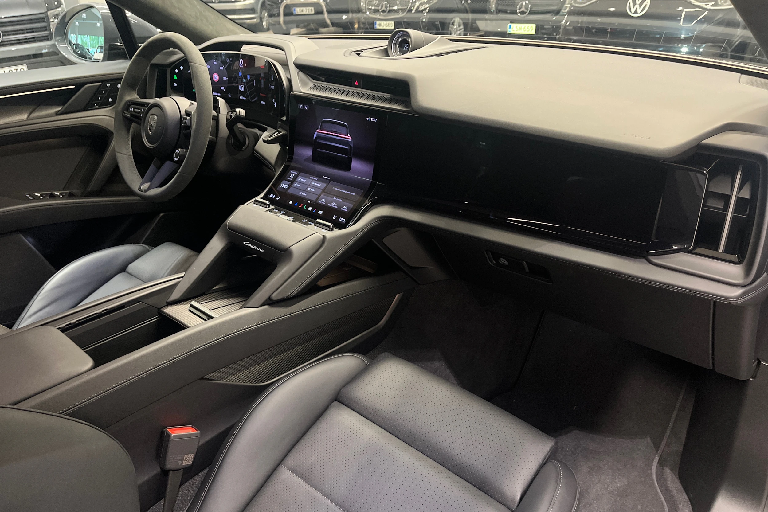 Harmaa Porsche Cayenne 2026 kuva 21.