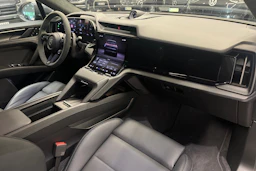 Harmaa Porsche Cayenne 2026 kuva 21.