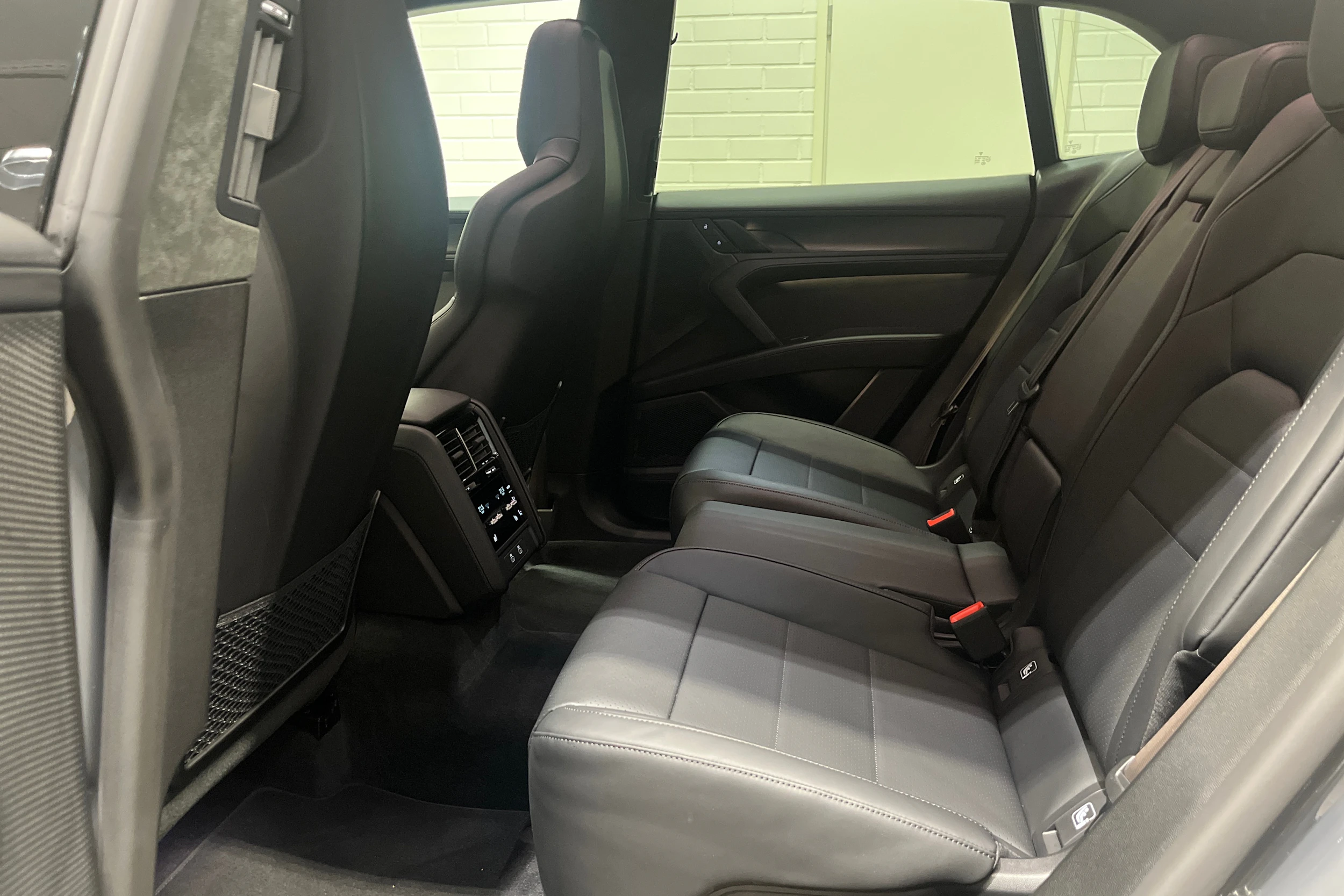 Harmaa Porsche Cayenne 2026 kuva 25.
