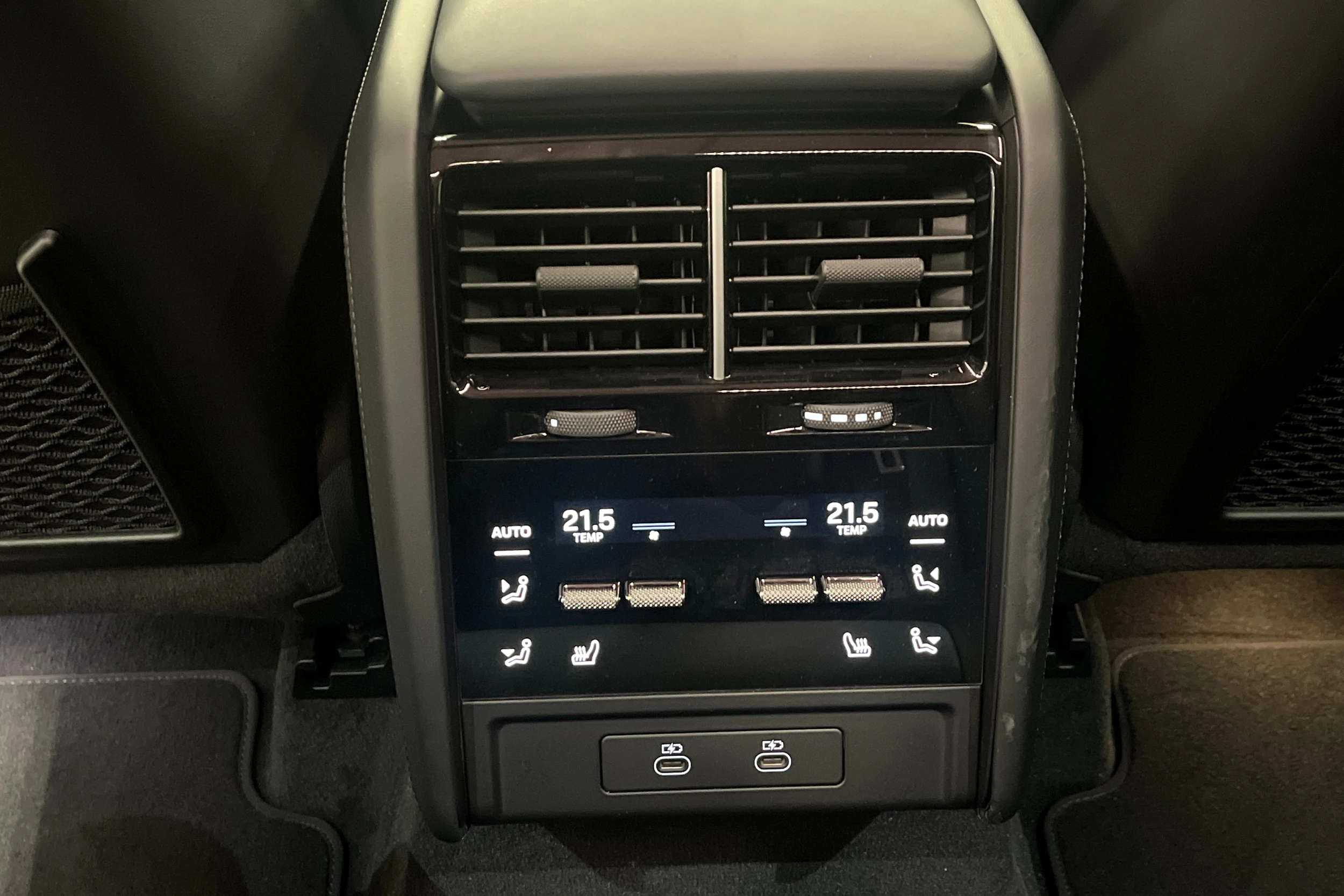 Harmaa Porsche Cayenne 2026 kuva 26.