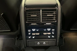 Harmaa Porsche Cayenne 2026 kuva 26.