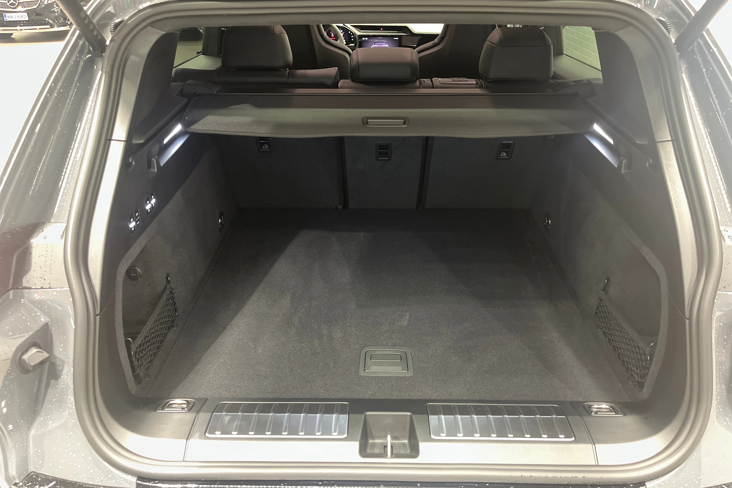Harmaa Porsche Cayenne 2026 kuva 28.
