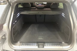 Harmaa Porsche Cayenne 2026 kuva 28.