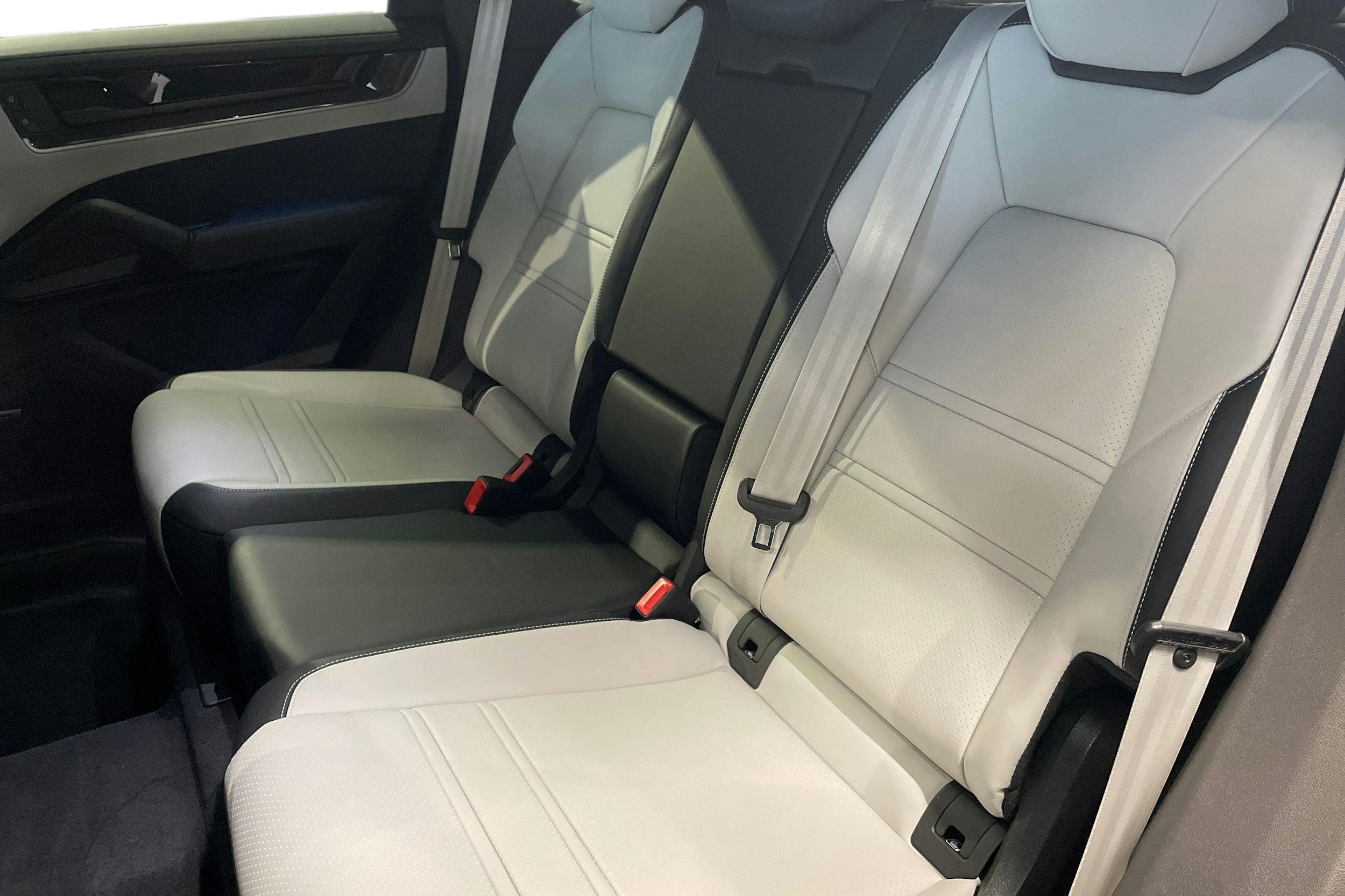 met. musta Porsche Cayenne 2026 kuva 8.