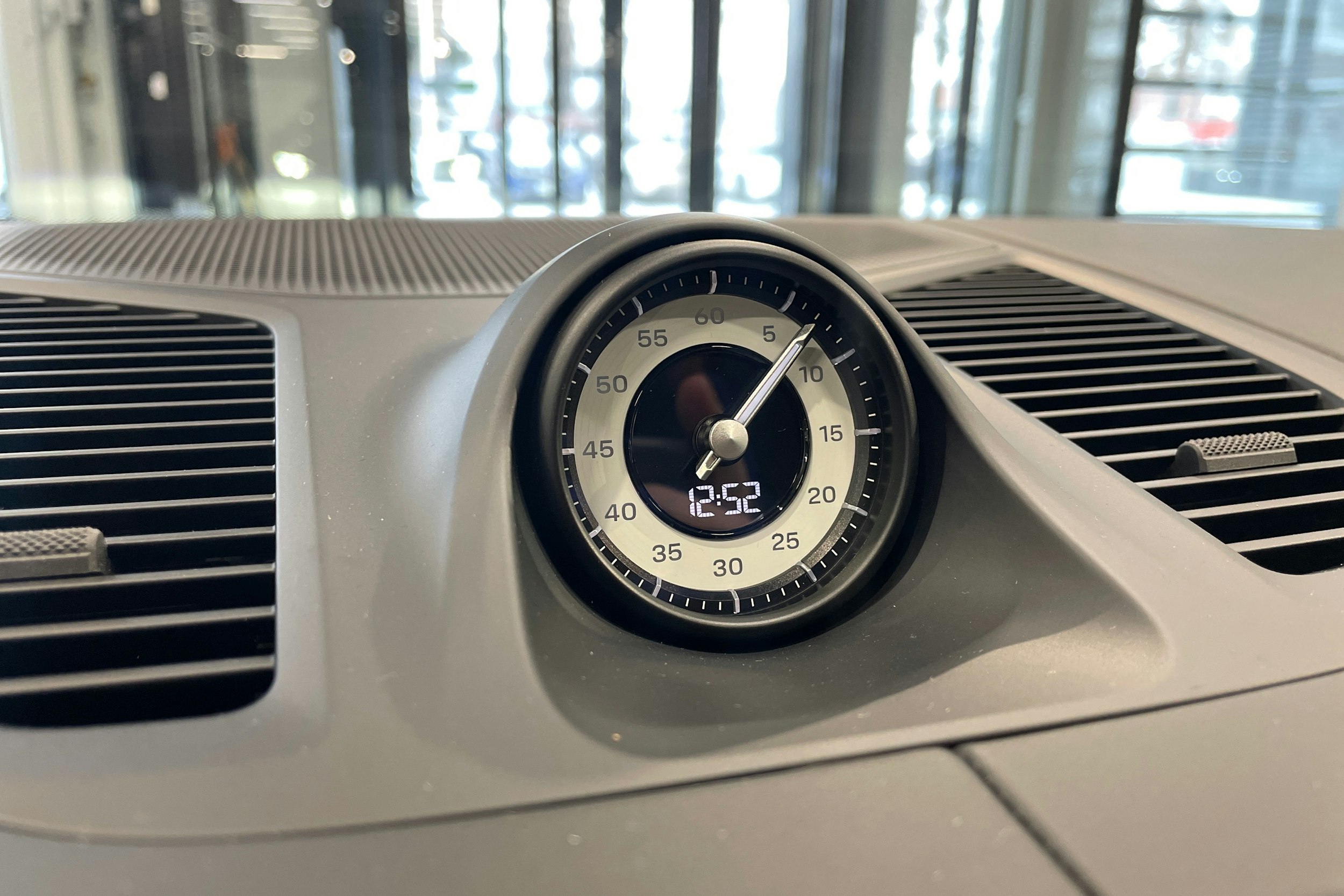 met. musta Porsche Cayenne 2026 kuva 16.