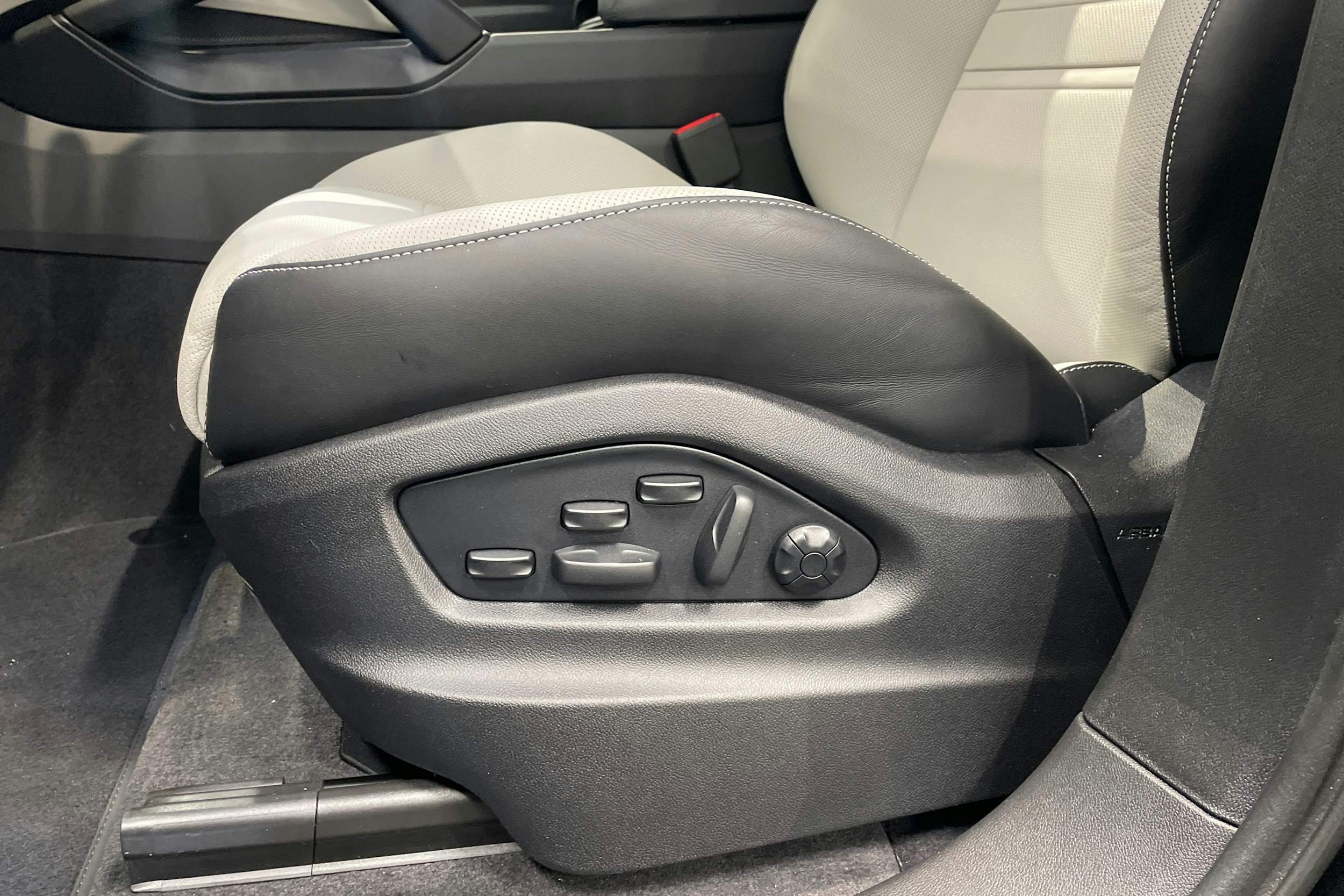 met. musta Porsche Cayenne 2026 kuva 18.