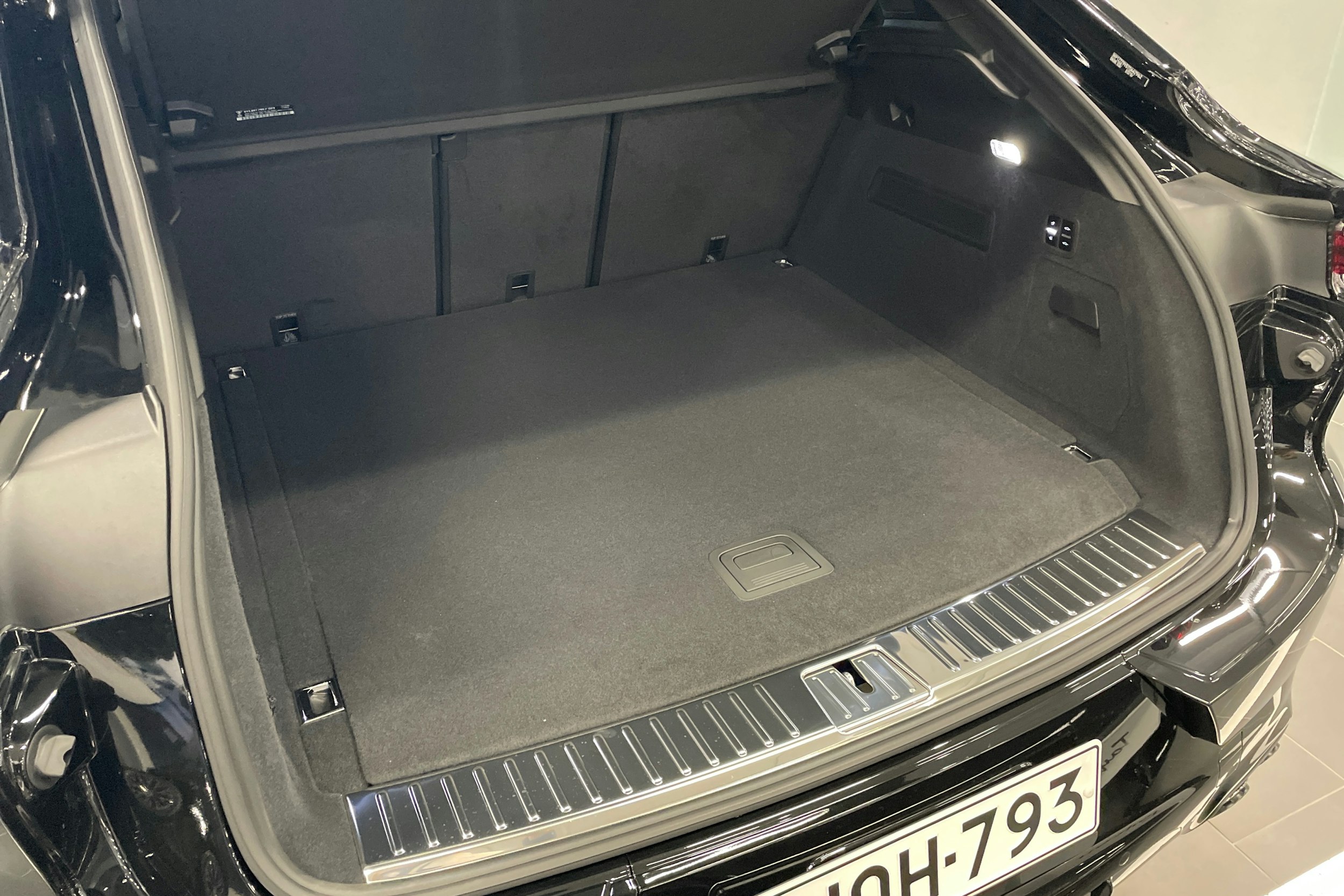 met. musta Porsche Cayenne 2026 kuva 19.