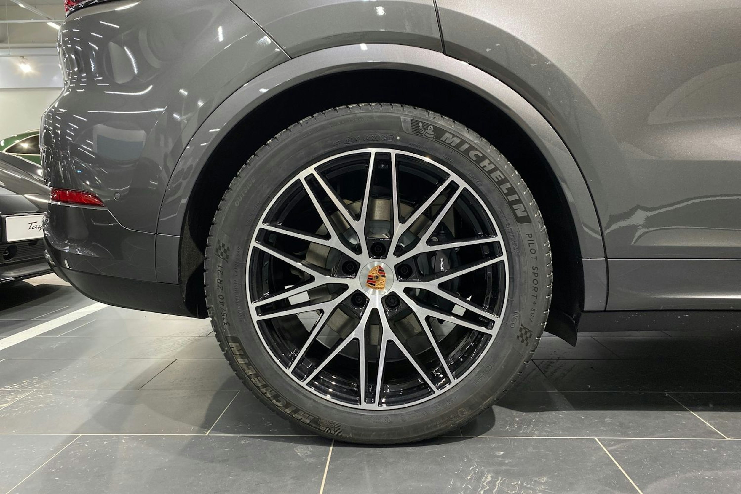 met. harmaa Porsche Cayenne 2026 kuva 10.