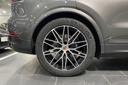 met. harmaa Porsche Cayenne 2026 kuva 10.