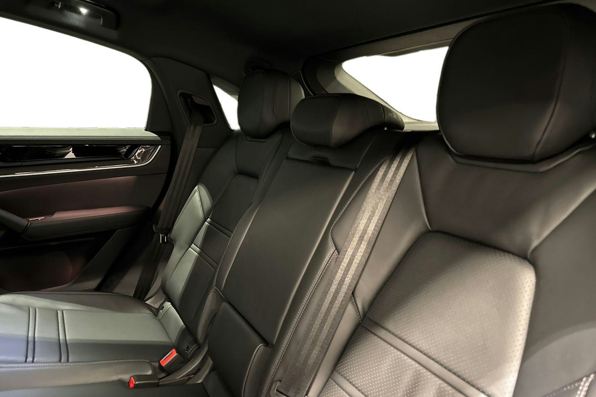 harmaa Porsche Cayenne 2026 kuva 8.