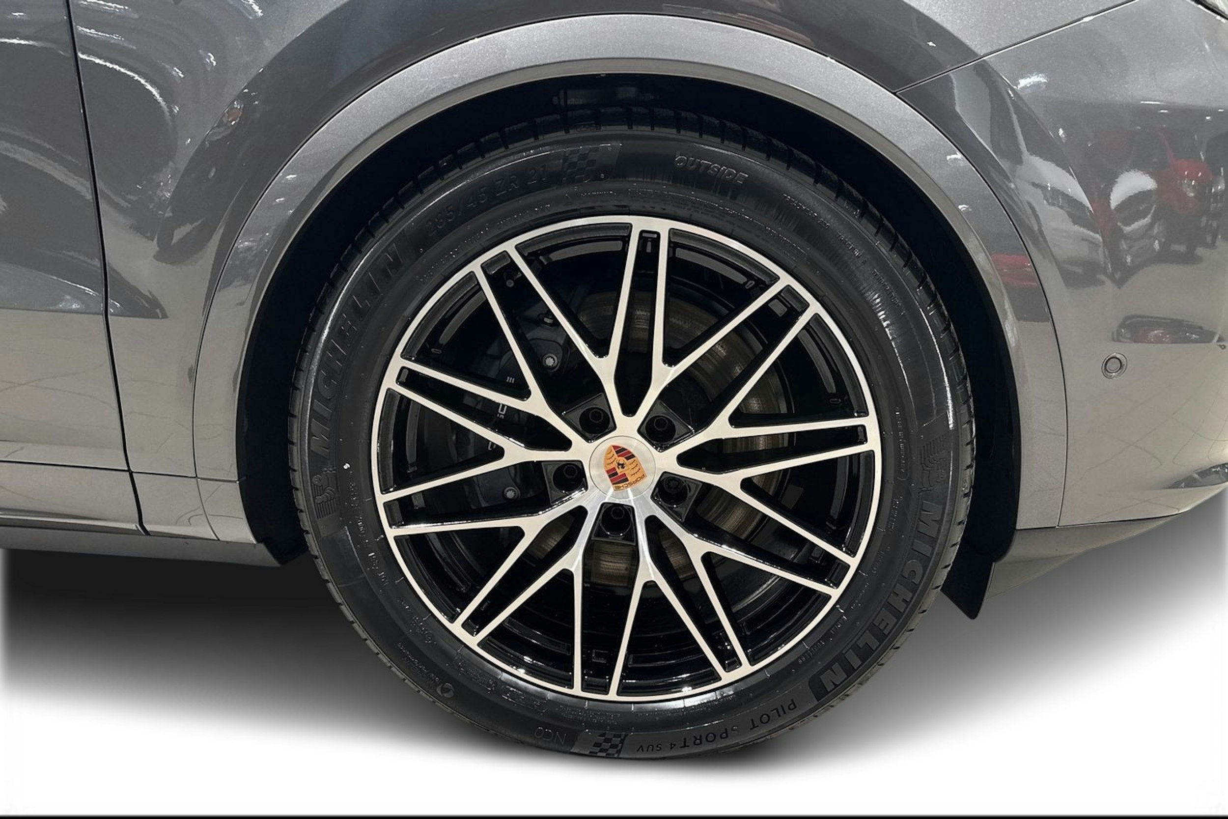 harmaa Porsche Cayenne 2026 kuva 9.