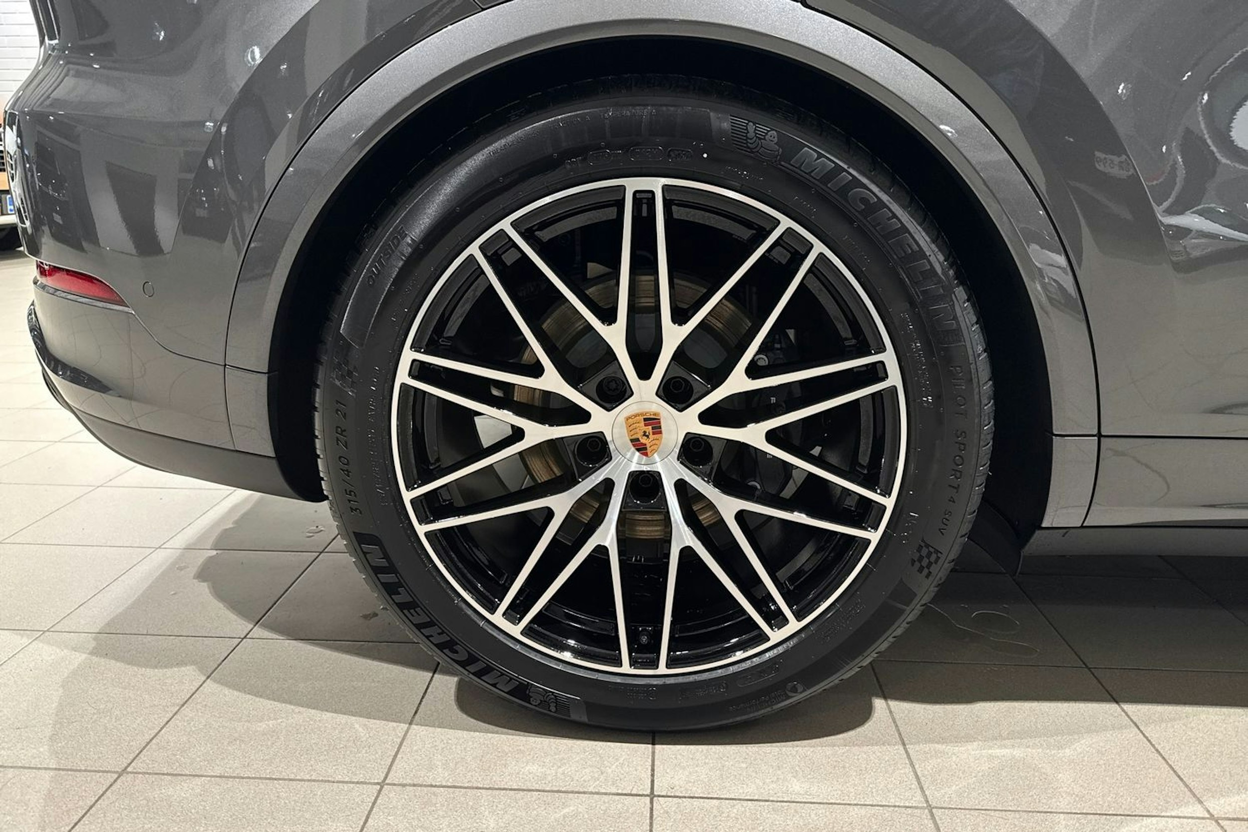 harmaa Porsche Cayenne 2026 kuva 10.