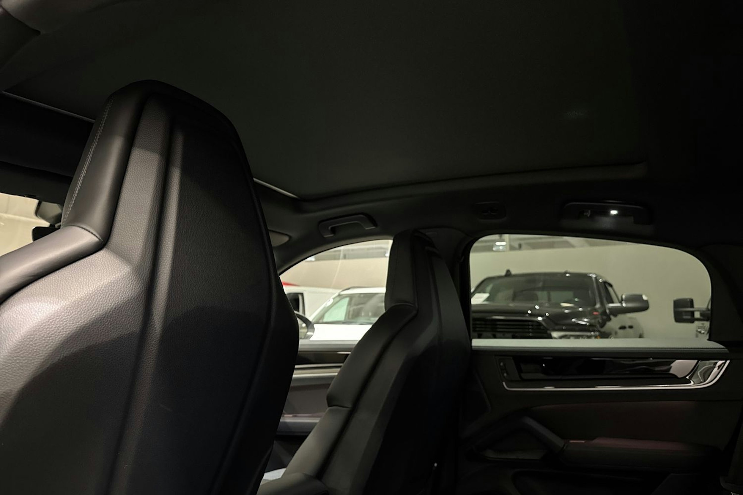 harmaa Porsche Cayenne 2026 kuva 11.