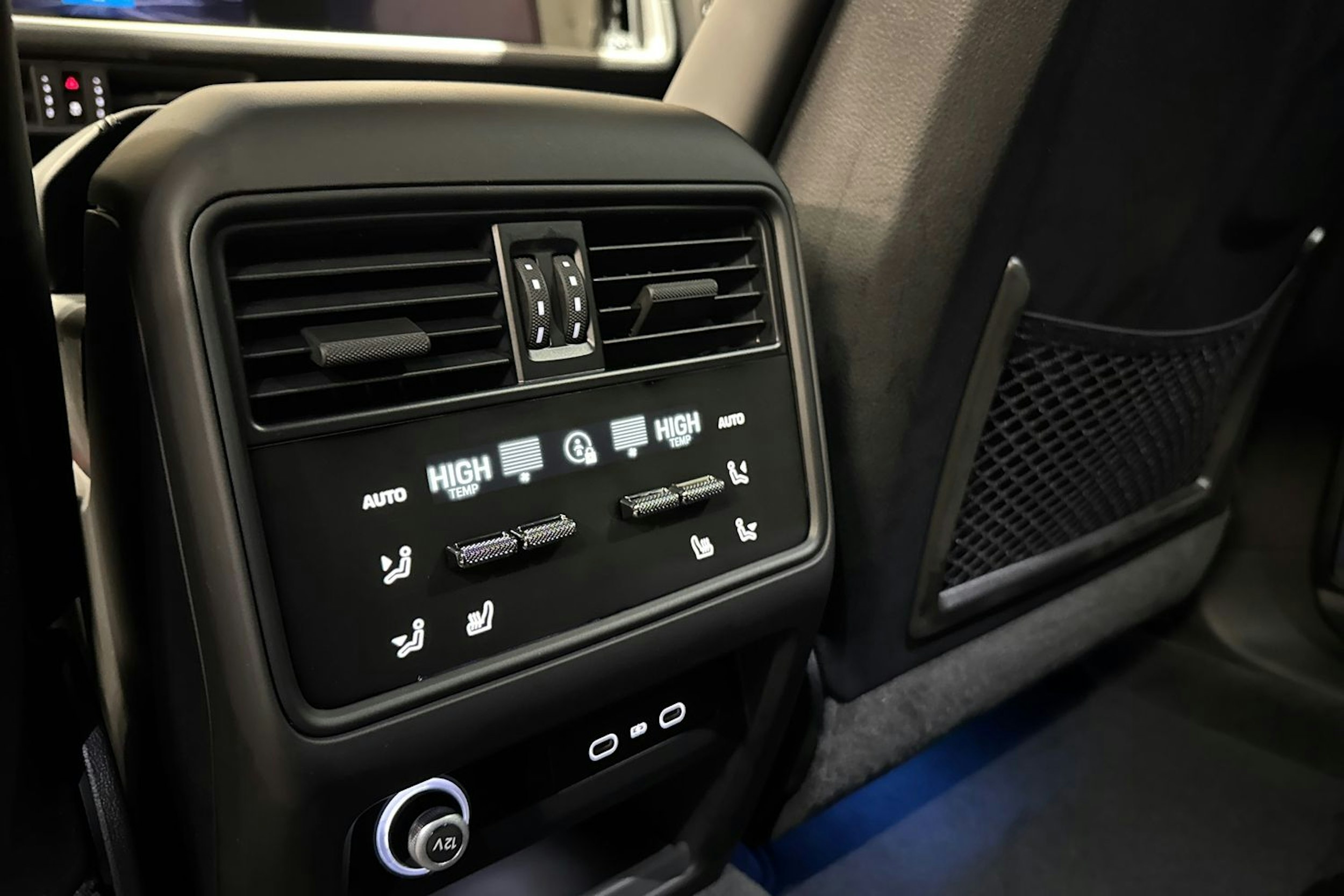 harmaa Porsche Cayenne 2026 kuva 12.