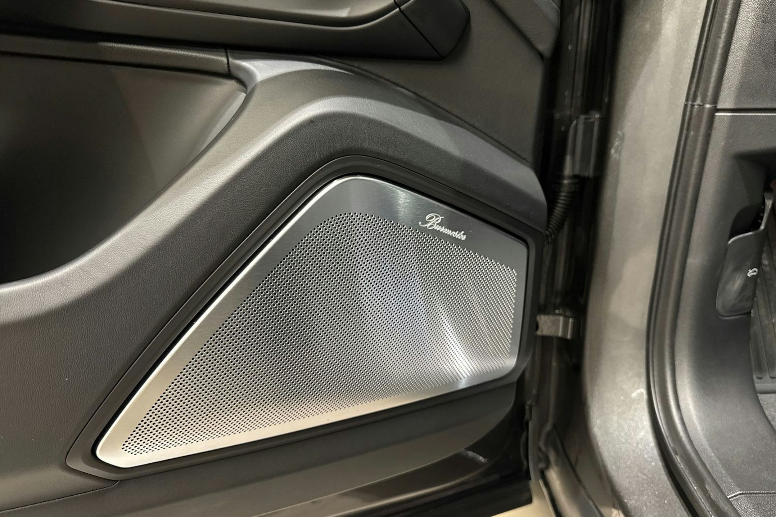 harmaa Porsche Cayenne 2026 kuva 13.