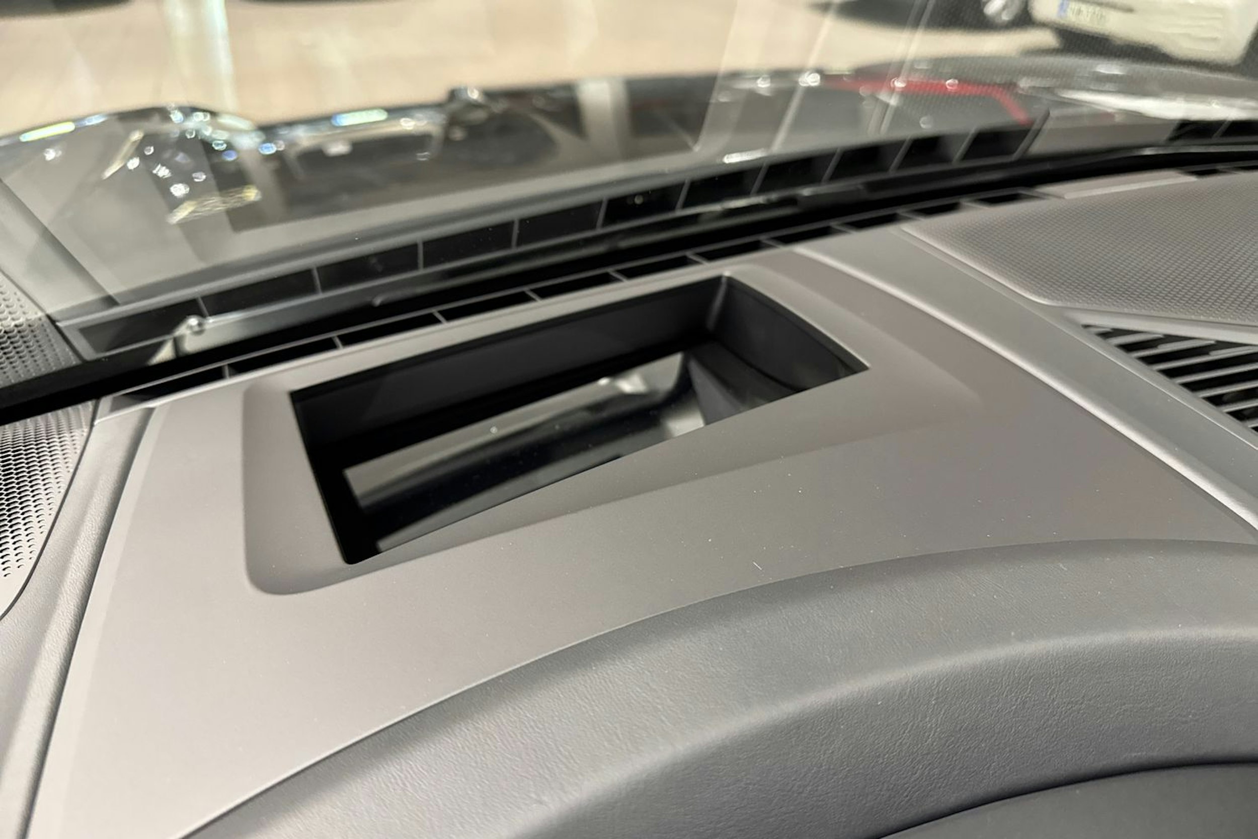 harmaa Porsche Cayenne 2026 kuva 19.