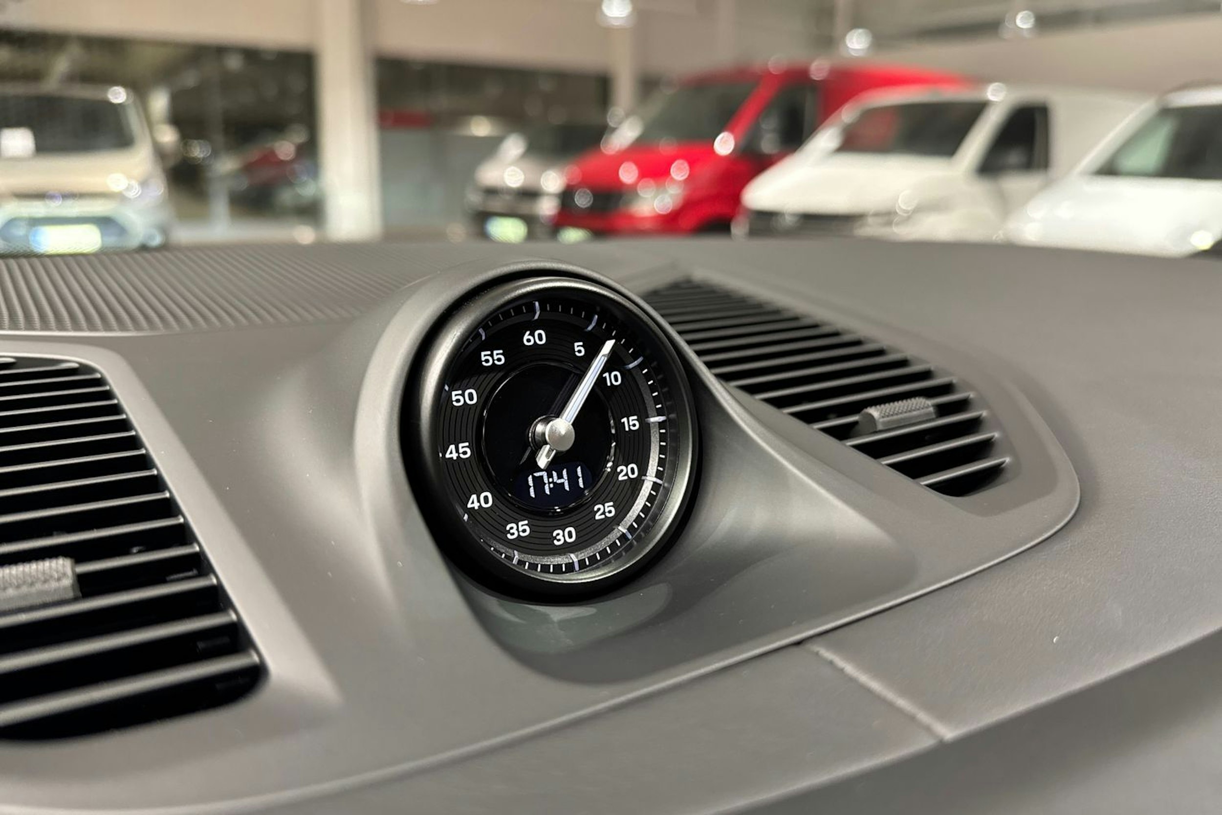 harmaa Porsche Cayenne 2026 kuva 21.