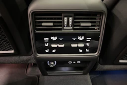 musta Porsche Cayenne 2026 kuva 28.