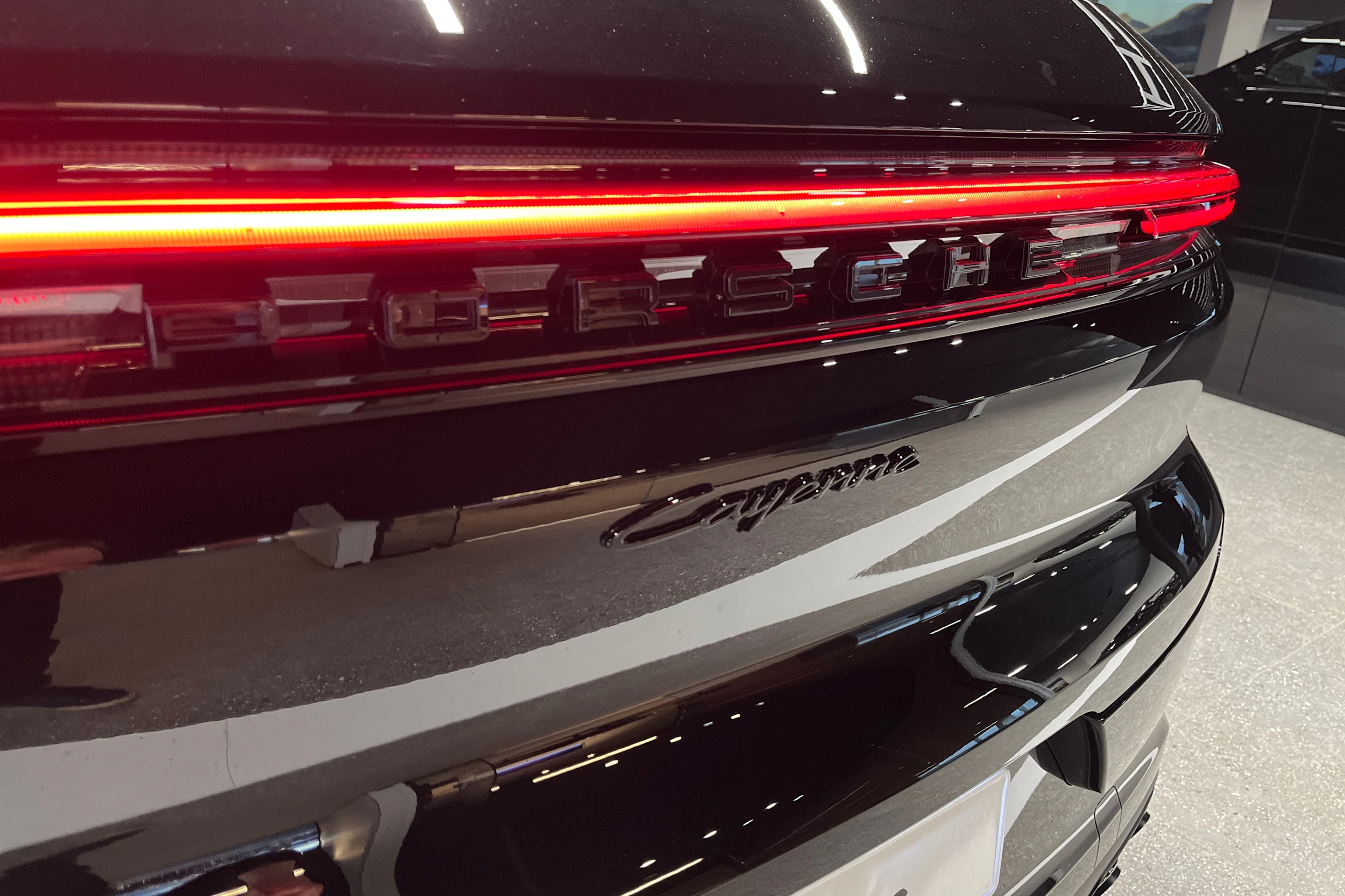 musta Porsche Cayenne 2026 kuva 30.